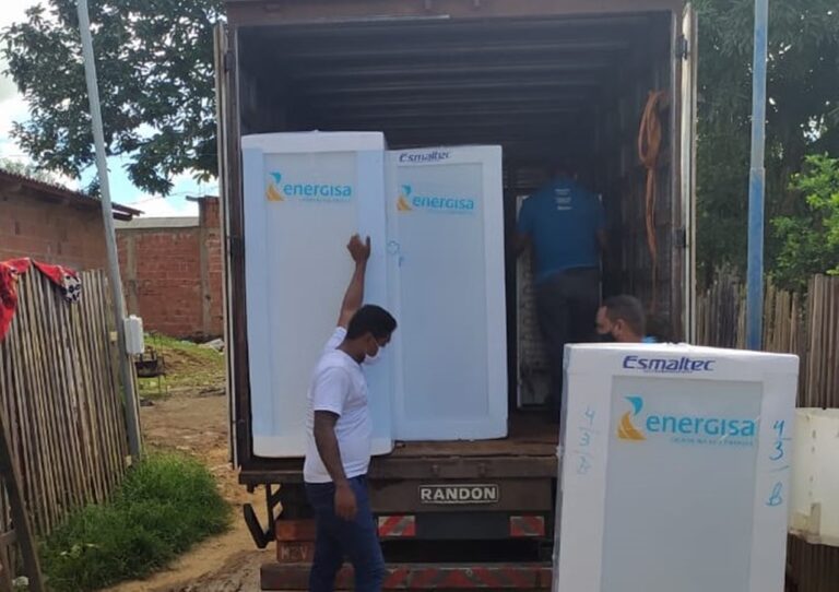 Geladeiras doadas pela Prefeitura para vítimas da alagação são colocadas à venda