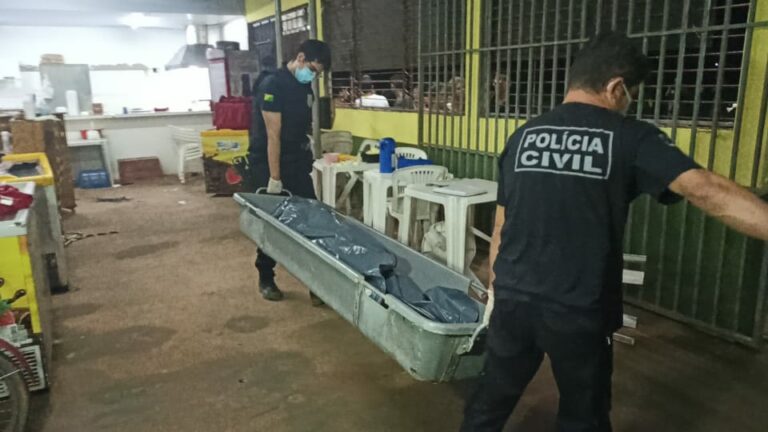 Vídeo mostra momento em que CV invade lanchonete e executa motoboy a tiros e facadas