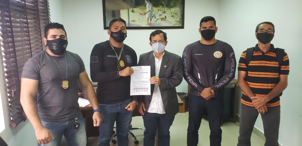 Gonzaga recebe policiais penais e vai tratar com Gladson sobre equiparação salarial