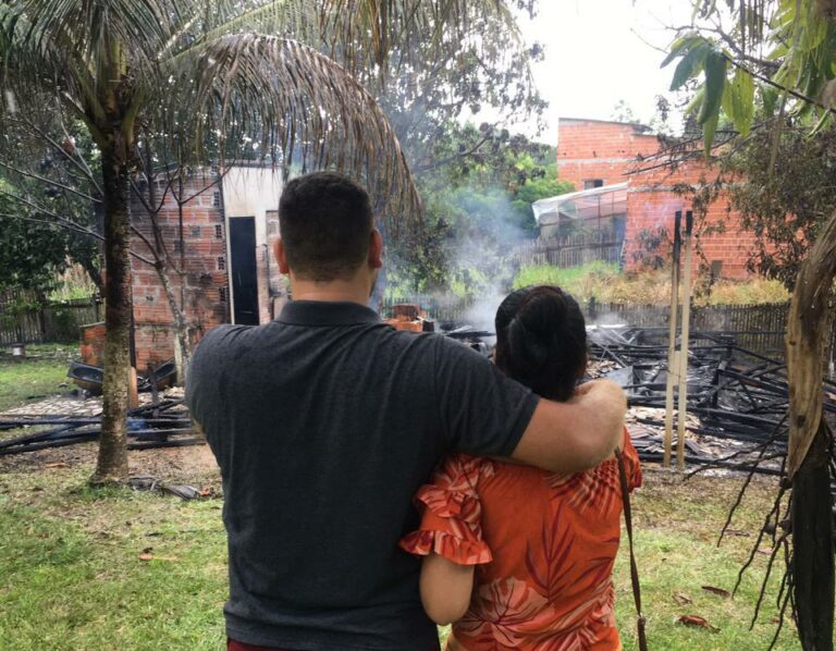 Casal tem residência destruída por incêndio em Rio Branco e pede ajuda
