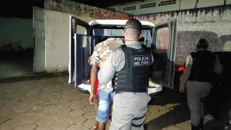 PM prende quatro jovens com drogas, dinheiro e simulacro no bairro Jardim Eldorado