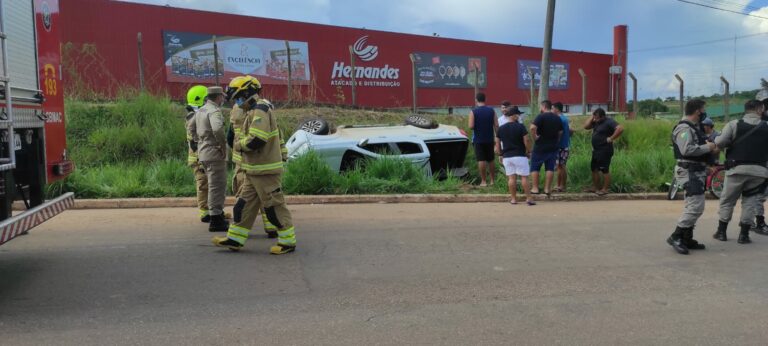 Motorista perde o controle e capota caminhonete na Via Verde, em Rio Branco