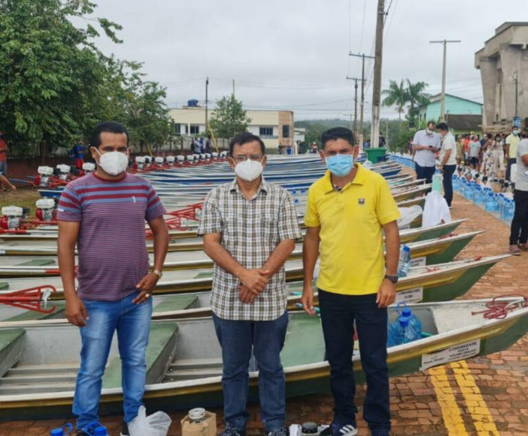 Gonzaga participa da entrega de equipamentos agrícolas a ribeirinhos e produtores rurais