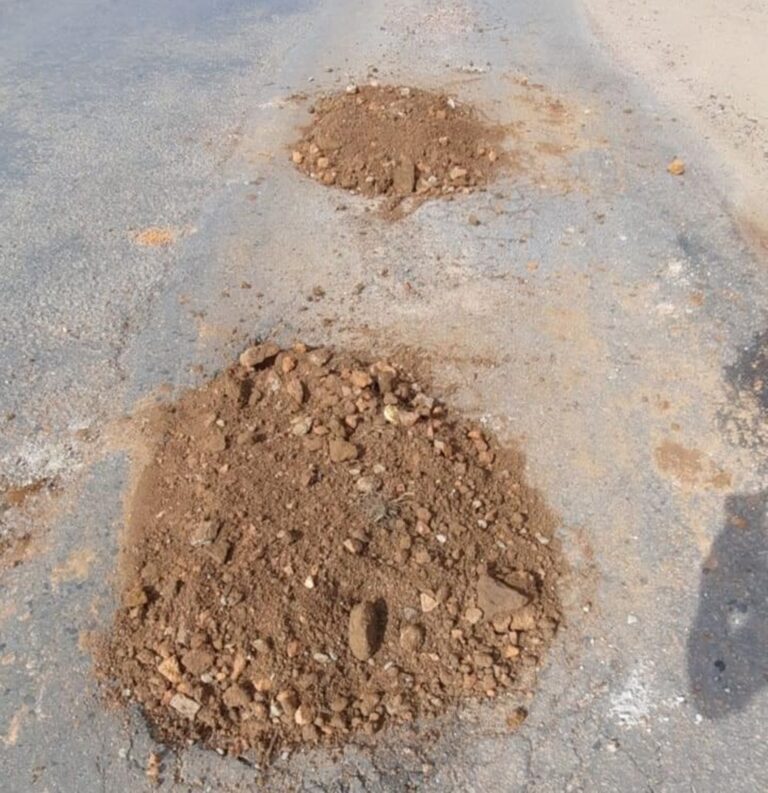 Barro é usado para tapar buracos em Sena e morador ironiza: “Tecnologia americana”