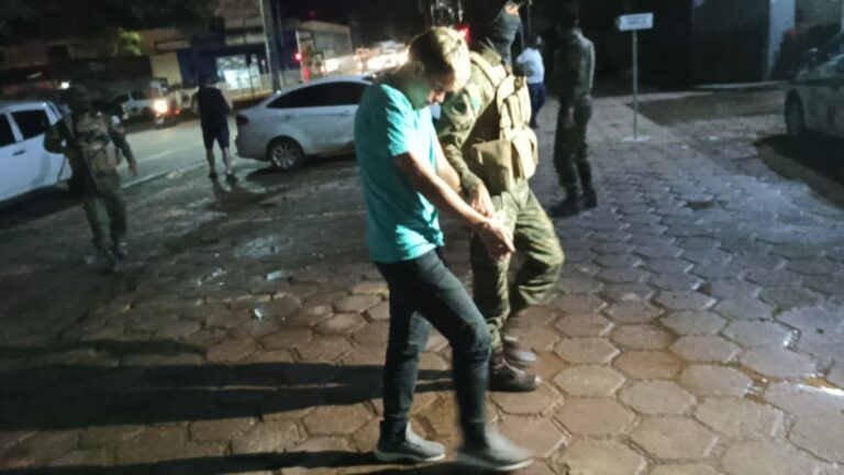 Vídeo: jovem de 20 anos acusado de fazer família refém é preso em taxi