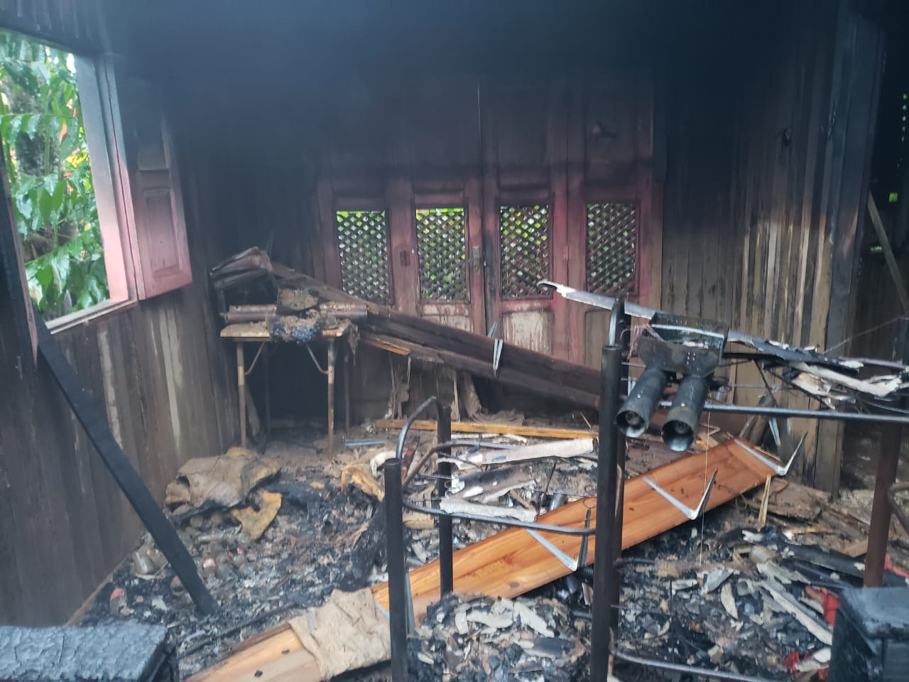 Casa de madeira na Cidade Nova é atingida por incêndio e Bombeiros evitam danos maiores