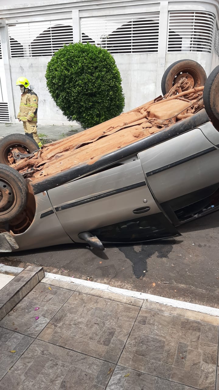 Vídeo: no AC, mulher perde controle da direção, capota veículo e fica presa às ferragens