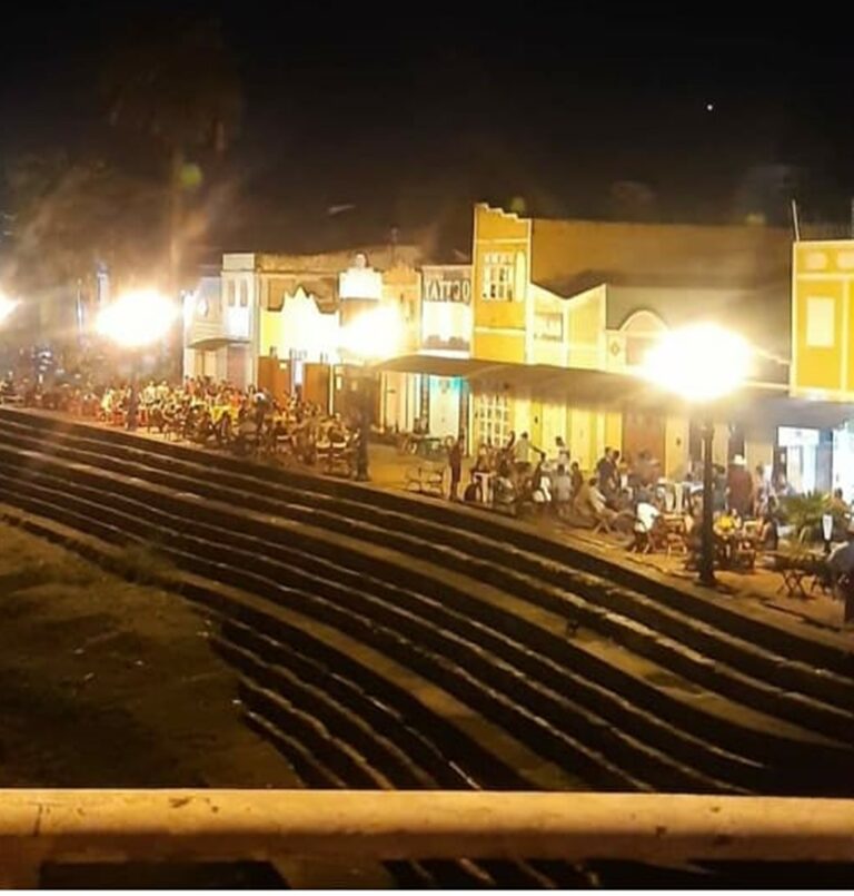 Novo Mercado Velho fica lotado durante primeiro dia de alteração do decreto