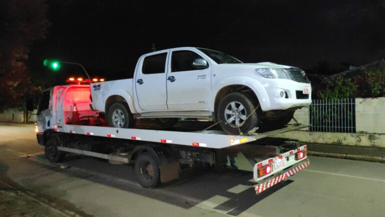 Polícia Militar liberta reféns de cativeiro e recupera caminhonete roubada