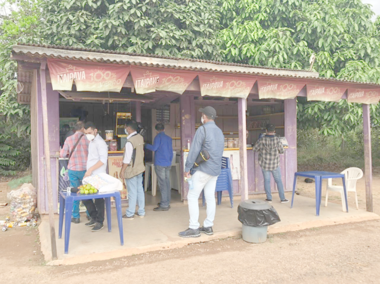 De prostituta a comerciante: ponte sobre o Madeira aflige quem faz negócio em torno da balsa