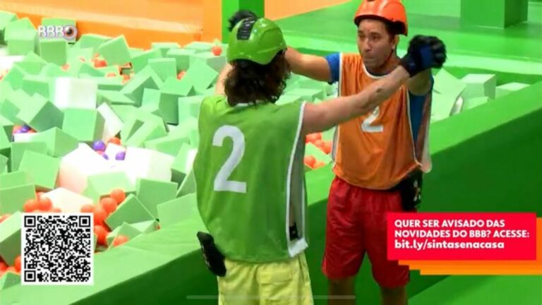 Gil e Fiuk ganham o anjo e castigam Rodolffo e Caio com o monstro