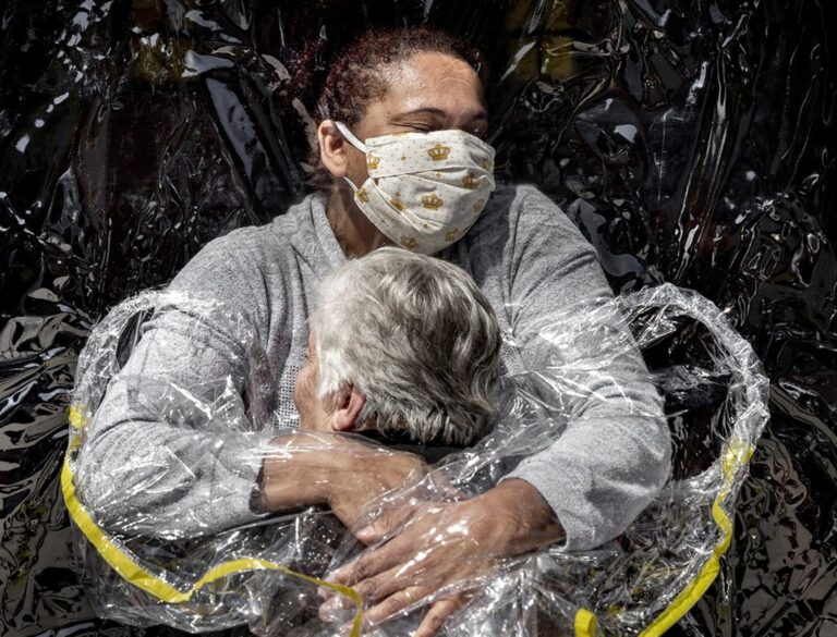 Abraço entre idosa e cuidadora durante a pandemia vence prêmio de fotografia
