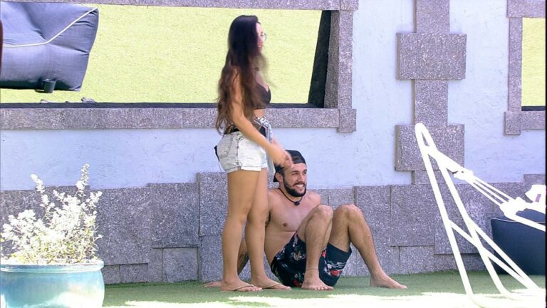 Juliette beija pescoço de Arthur, e ele reage: ‘Faz isso não que eu arrepio’