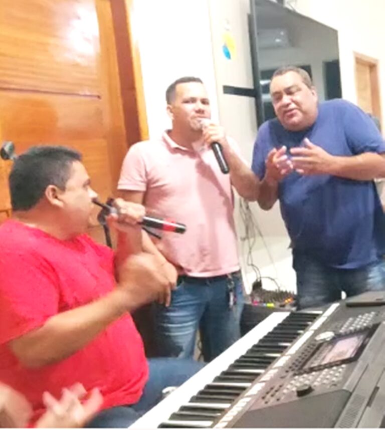 Quem é o cantor? Prefeito no AC aglomera em farra cantando “todo mundo erra”