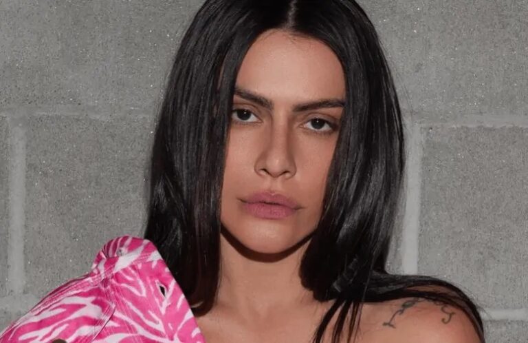 Cleo Pires senta no chão sem parte de baixo da roupa e faz foto ousada