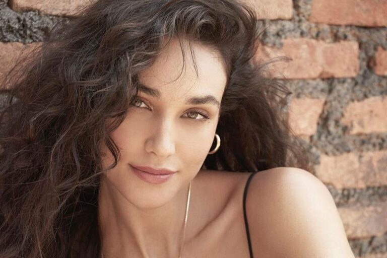 Débora Nascimento posa nua em cenário paradisíaco e arranca elogios