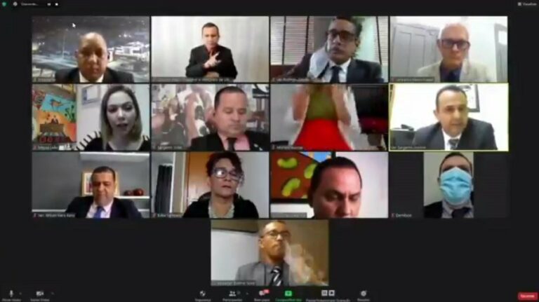 Vereadora esquece câmera ligada e faz ‘sarrada’ durante sessão virtual; assista