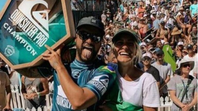 Surfista brasileiro campeão mundial termina namoro com atriz e cantora