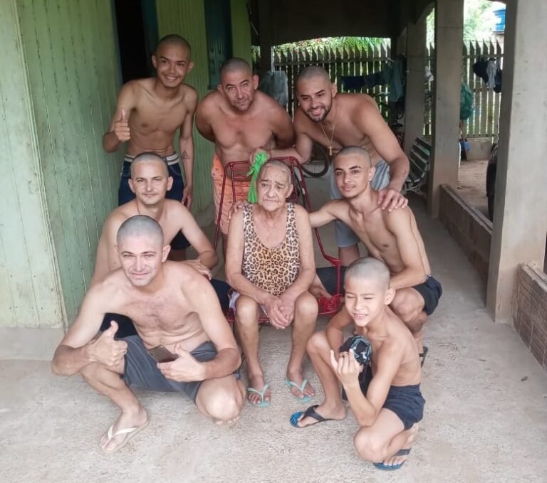 Filhos e netos raspam a cabeça para ajudar acreana a enfrentar tratamento contra câncer