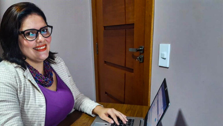 Funcionária pública no AC lança e-book para ajudar universitários