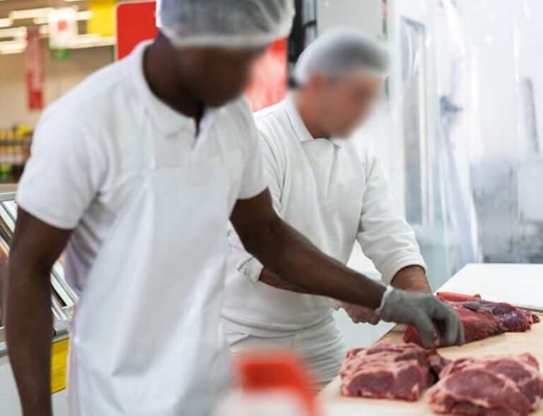 No AC, açougueiro é vítima de racismo: “Ei, neguinho, é pra fazer do jeito que eu pedi”