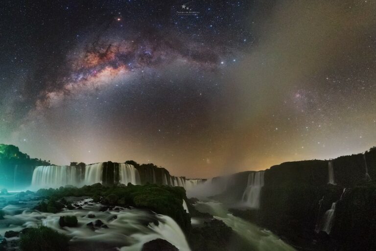 Fotógrafo registra estrelas e rastro da Via Láctea no céu sobre as Cataratas do Iguaçu