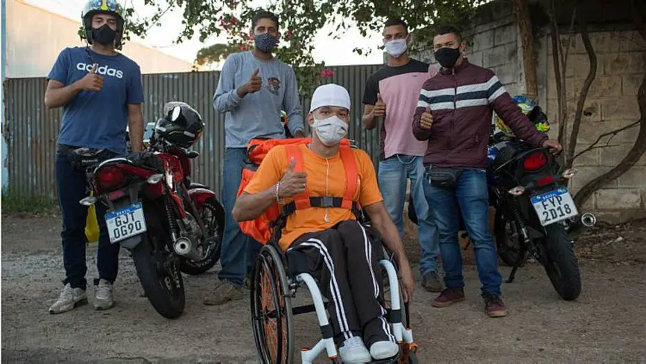 Ex-atleta paralímpico ganha a vida fazendo entregas em cadeira de rodas