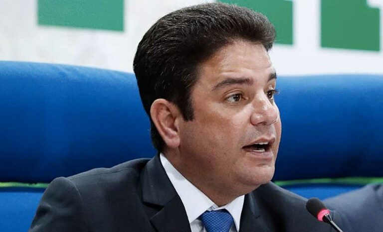 “Investigar é um favor que me fazem”, diz governador sobre CPI da Educação