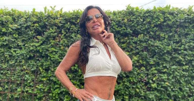 Gretchen nega que tenha feito plástica na barriga