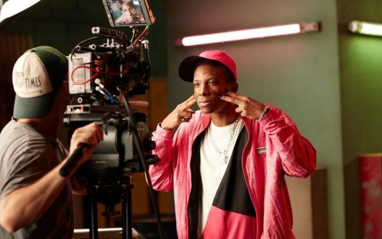 Após acusações contra noiva, Globo estuda fim de contrato com Lucas Penteado