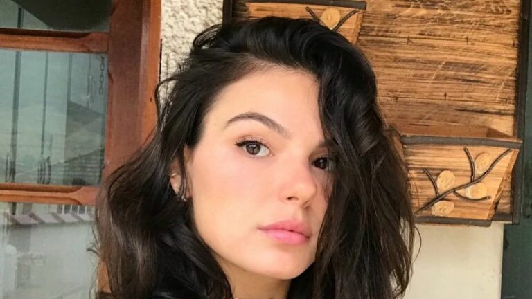 De biquíni fio-dental, Isis Valverde coloca o bumbum pra cima enquanto faz ioga: “Redondinho!”