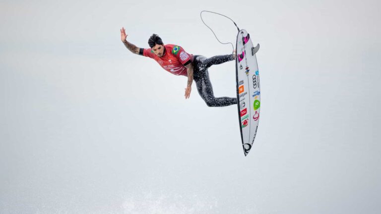 Com série de aéreos, Medina ganha etapa na Austrália