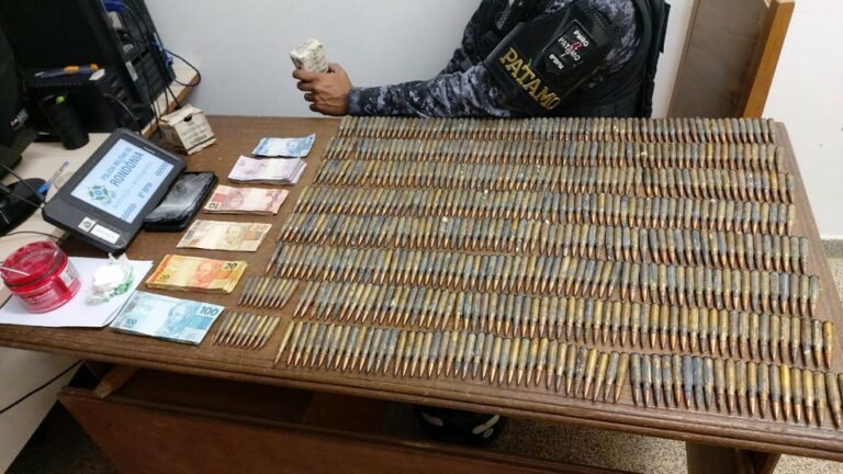 Dois homens são presos e mais de 540 munições de fuzil são apreendidas