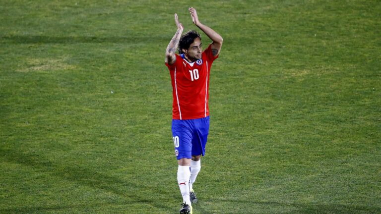 Valdivia revê o futebol brasileiro em jogo diante do Flamengo na Libertadores