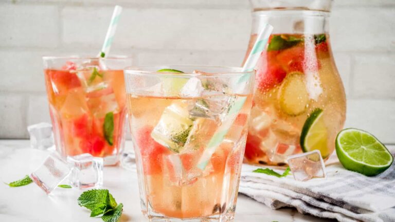 Muito refrescante! Suco detox de melancia, gengibre e hortelã