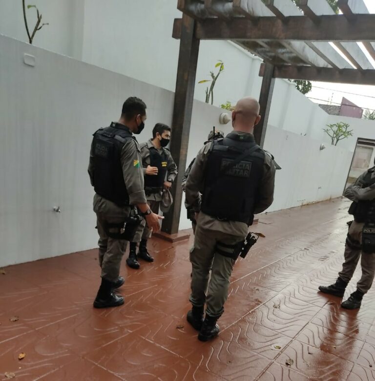 Família é feita refém em bairro nobre de Rio Branco e bandidos fogem com caminhonete