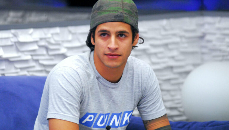 Rafinha conta técnica de masturbação no ‘BBB 8’: “Rolo de papel higiênico”