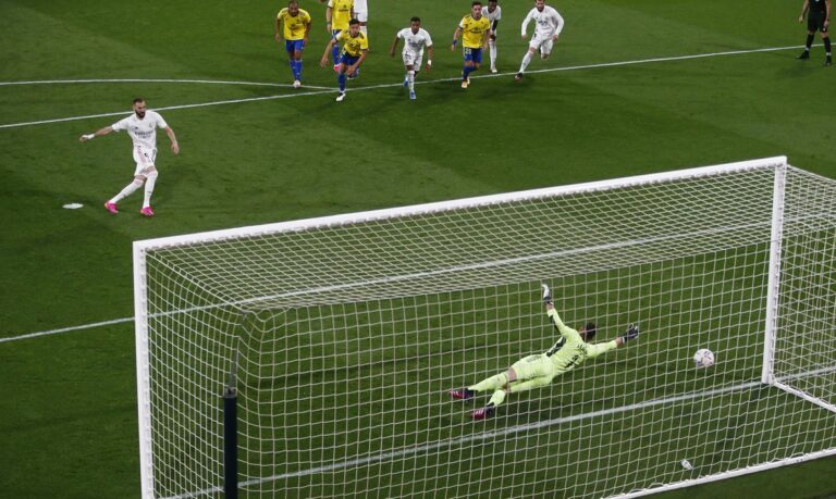 Real Madrid derrota Cádiz e assume liderança do Espanhol