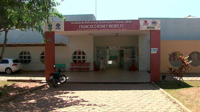 Enfermeira é acusada de simular aplicação de vacina contra Covid-19 em idosa no AC