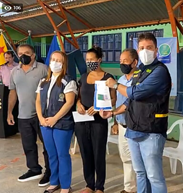 Gladson entrega cartões do auxílio emergencial a famílias cadastradas