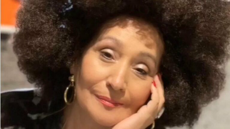 Sônia Abrão é detonada por publicar foto usando peruca black power