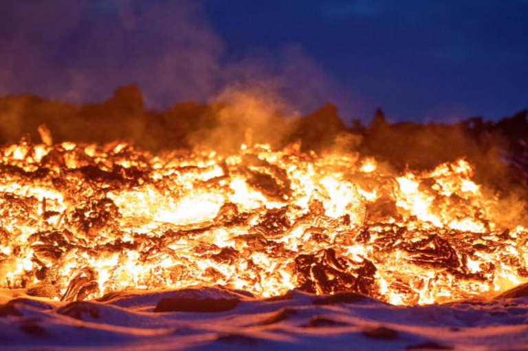 Lava escorre de nova fissura perto de Fagradalsfjall, na Islândia