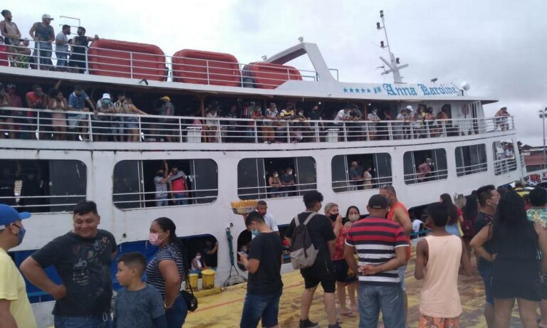 Fiscais interditaram 19 balsas que faziam festas no Amazonas