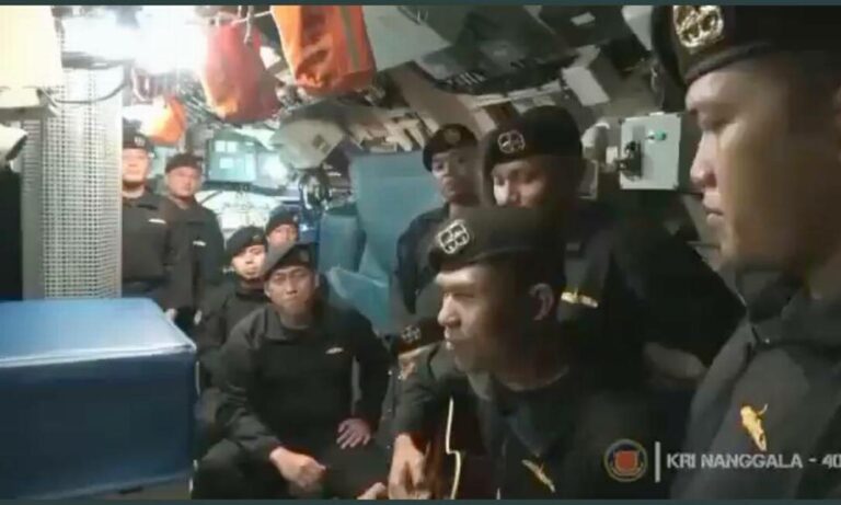 Vídeo mostra marinheiros de submarino indonésio cantando música de despedida