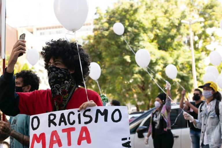 Senado aprova projeto que busca equiparar injúria racial ao crime de racismo
