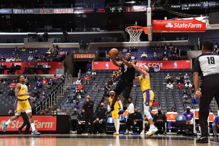 Clippers vencem clássico de Los Angeles na NBA e complicam os Lakers