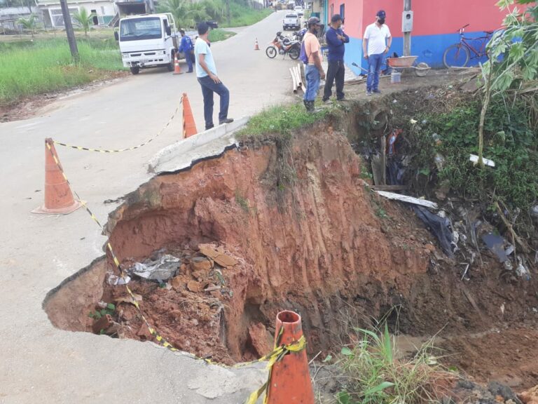 Prefeitura de Cruzeiro do Sul recupera bueiro que comprometia tráfego na entrada  da Cohab