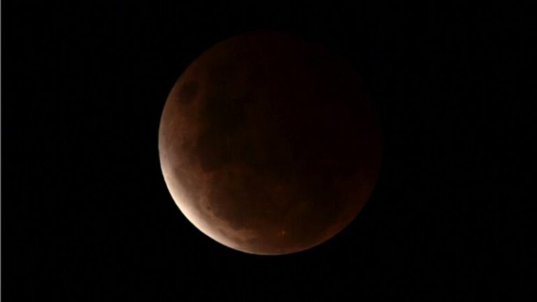 Eclipse lunar e superlua: as fotos incríveis dos fenômenos pelo mundo