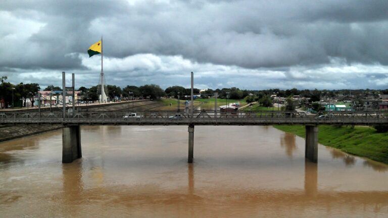Caminhoneiros e freteiros fecham ponte metálica em manifestação por mais segurança