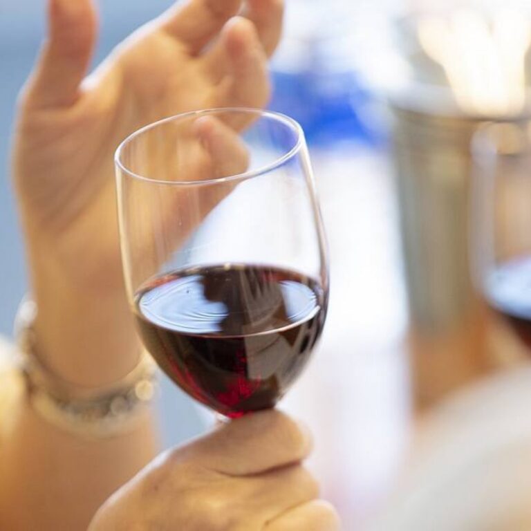 Consumo de álcool após imunização contra covid-19 é permitido, mas moderado, diz médico no AC